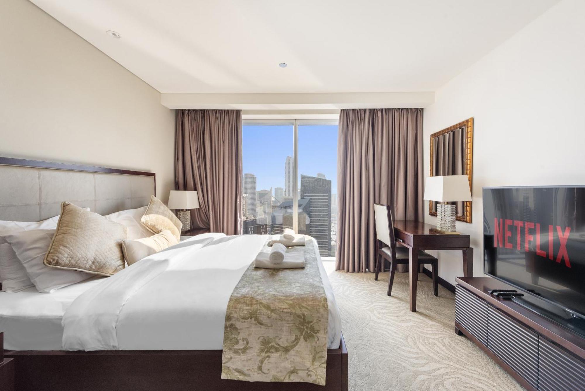 Vayk - Elegant 1 Bedroom Overlooking Marina Canal *