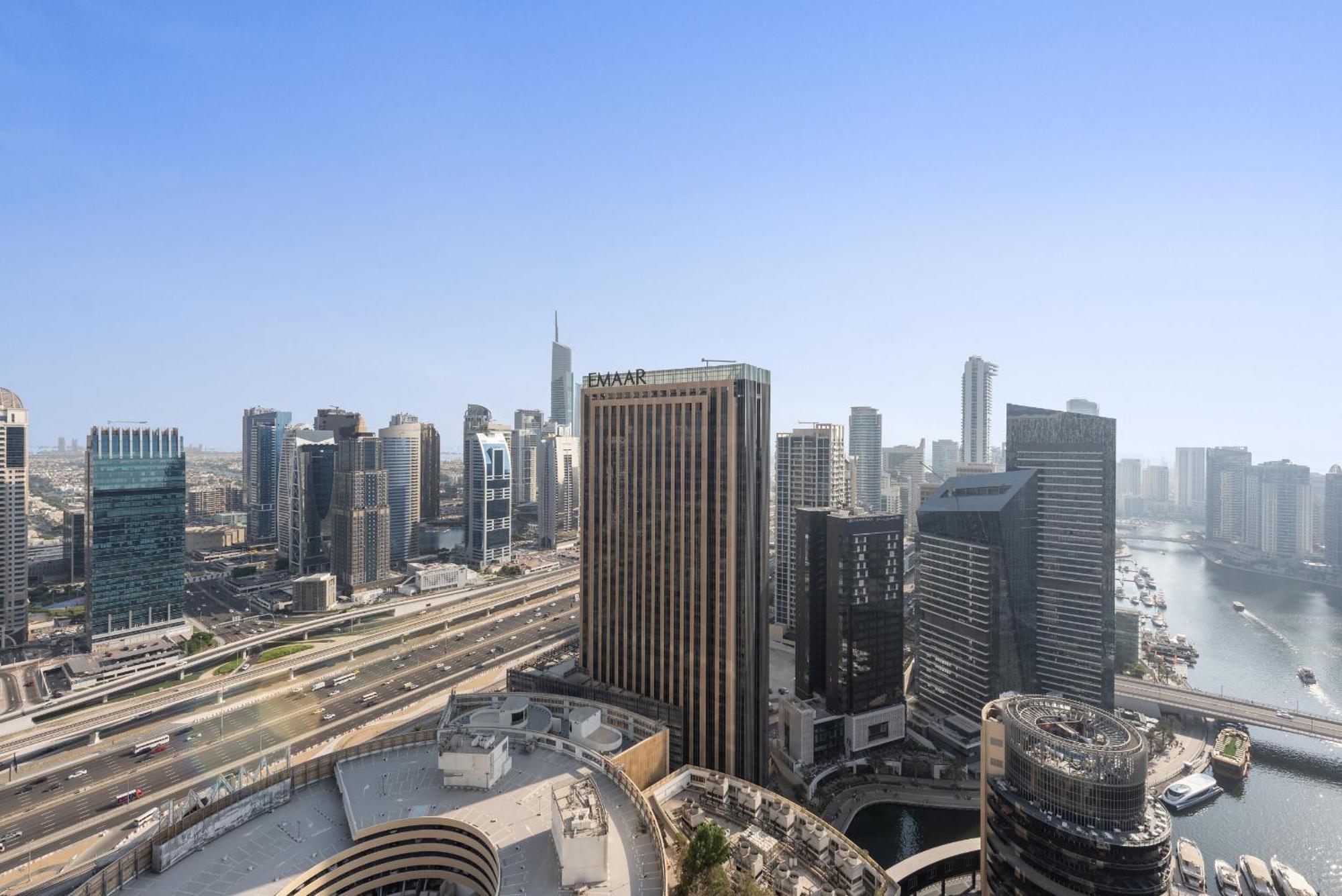Vayk - Elegant 1 Bedroom Overlooking Marina Canal * Dubai