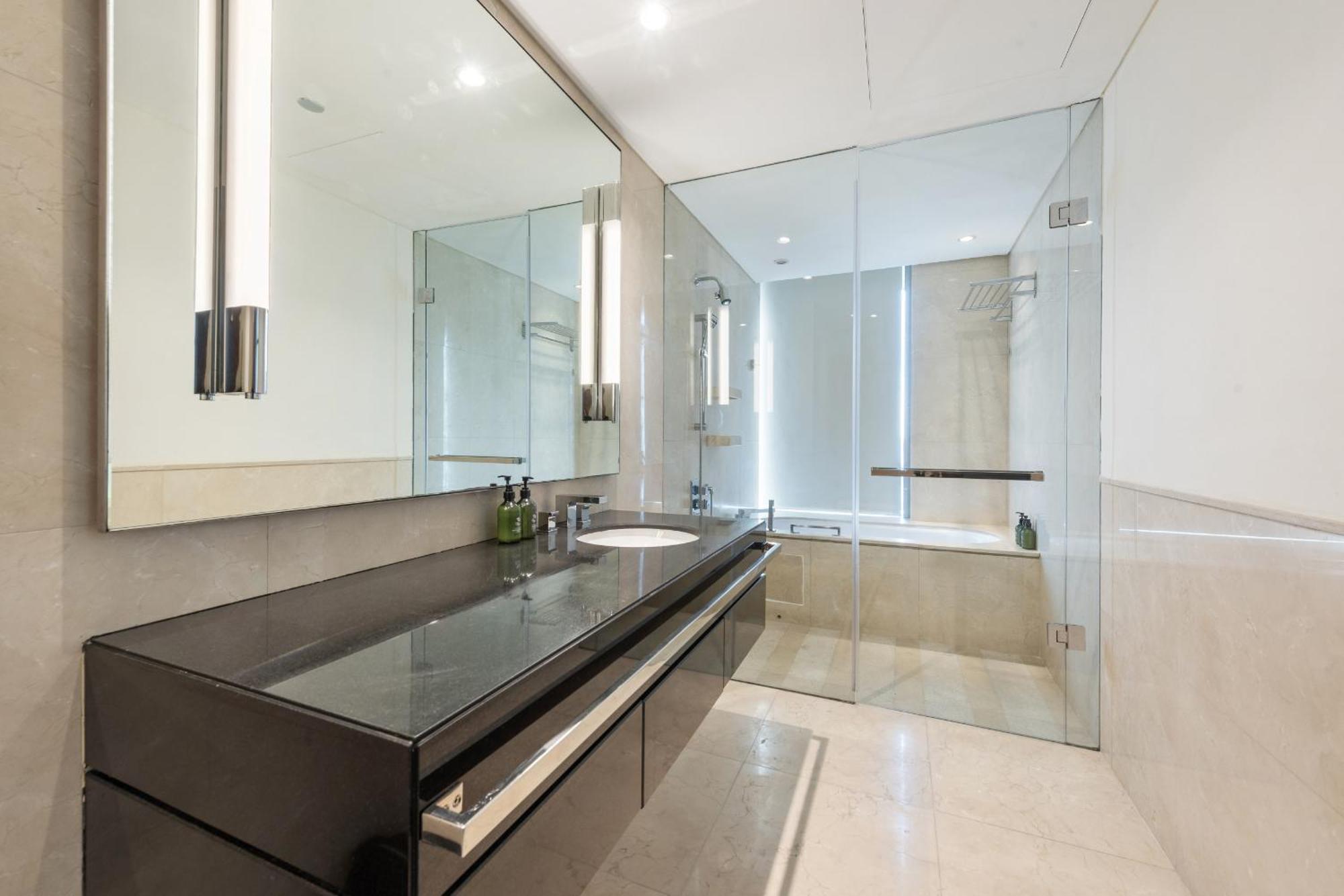 Vayk - Elegant 1 Bedroom Overlooking Marina Canal Apartment