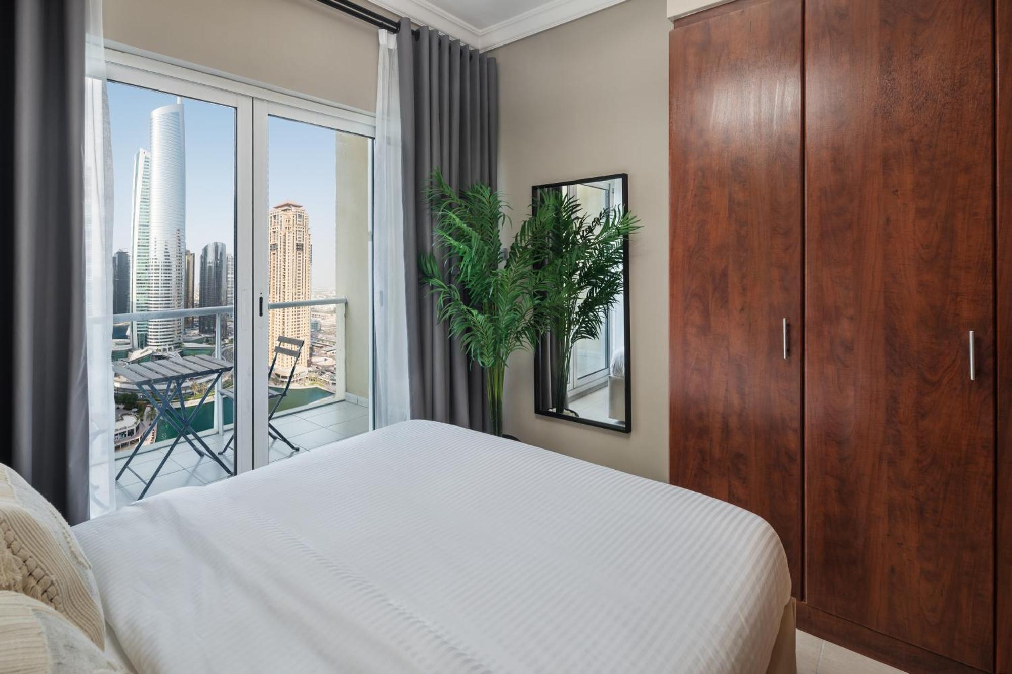 Upscale In Jlt Near Metro Apartment