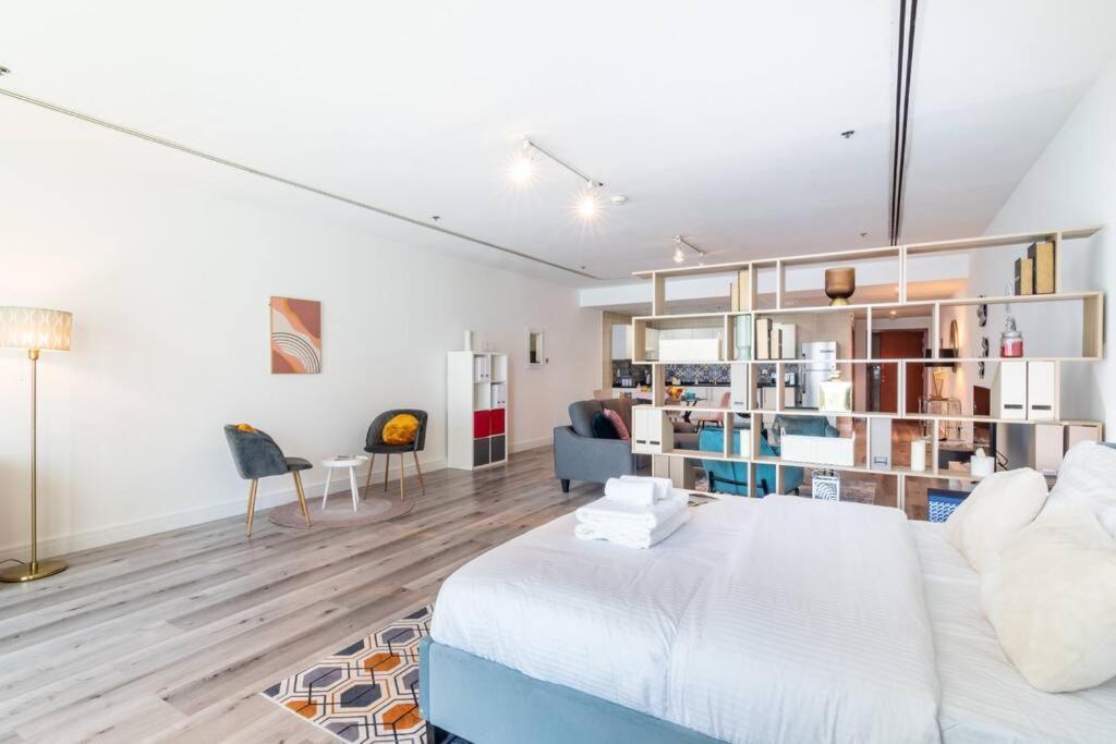First Class Serene Marina Views Apartment