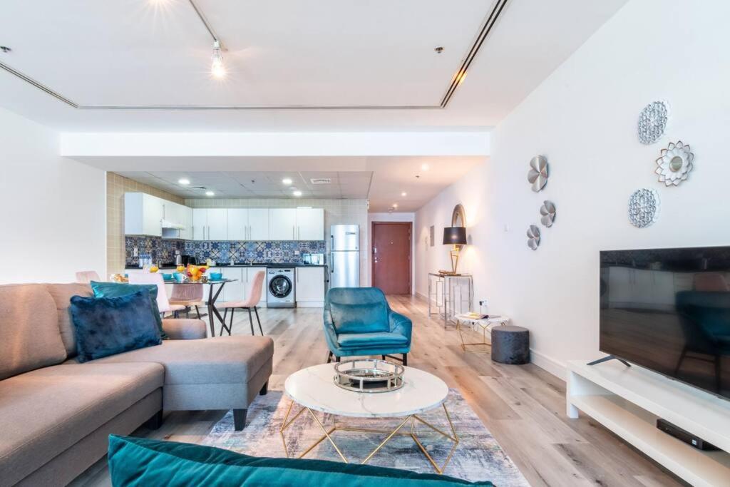 First Class Serene Marina Views Apartment Dubai