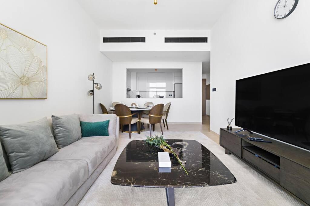 Modern 2 Bedroom In Family Community Apartment