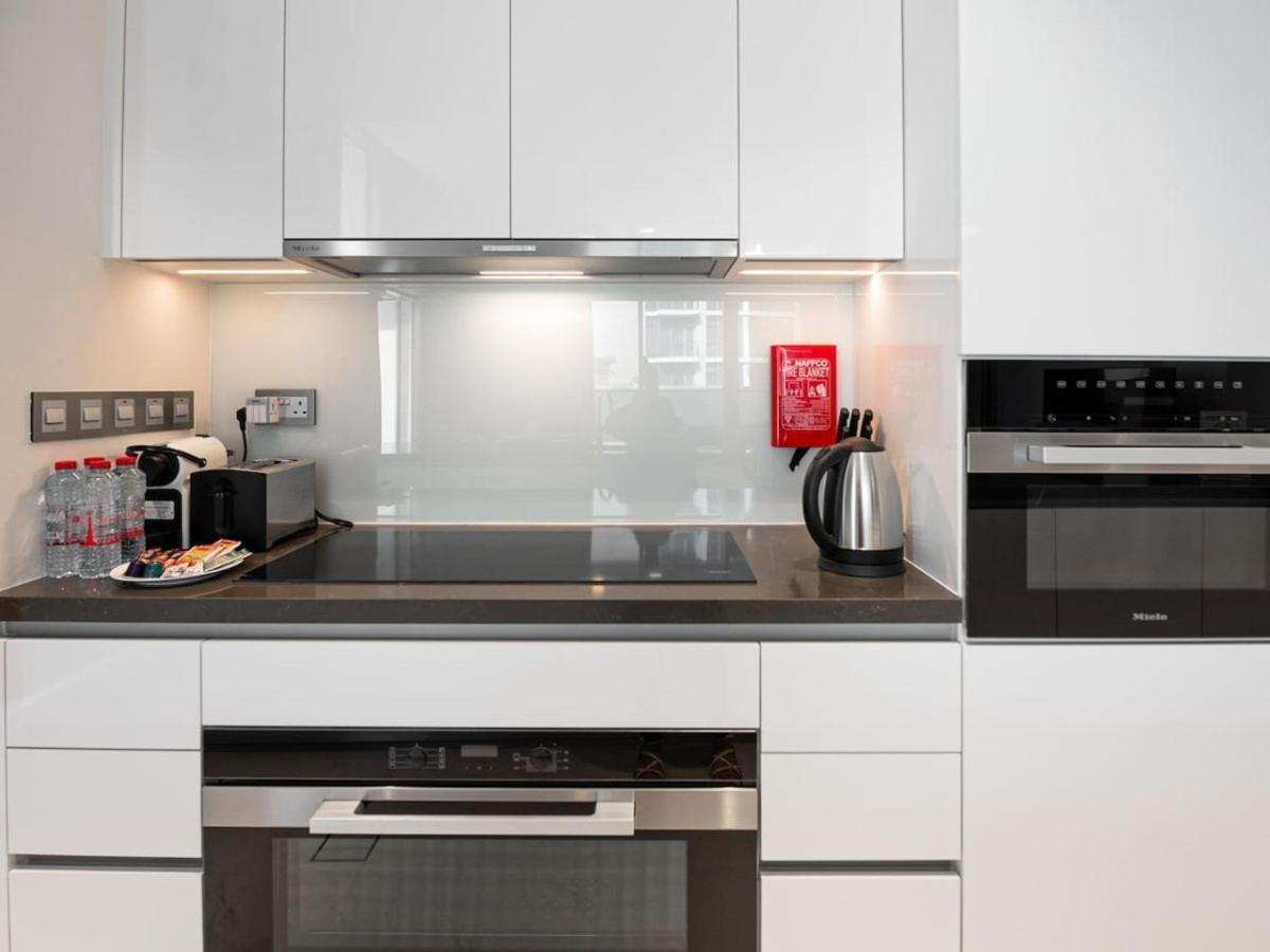 Elegant 2 Bed Maids In Dt1 With Rooftop Pool Apartment