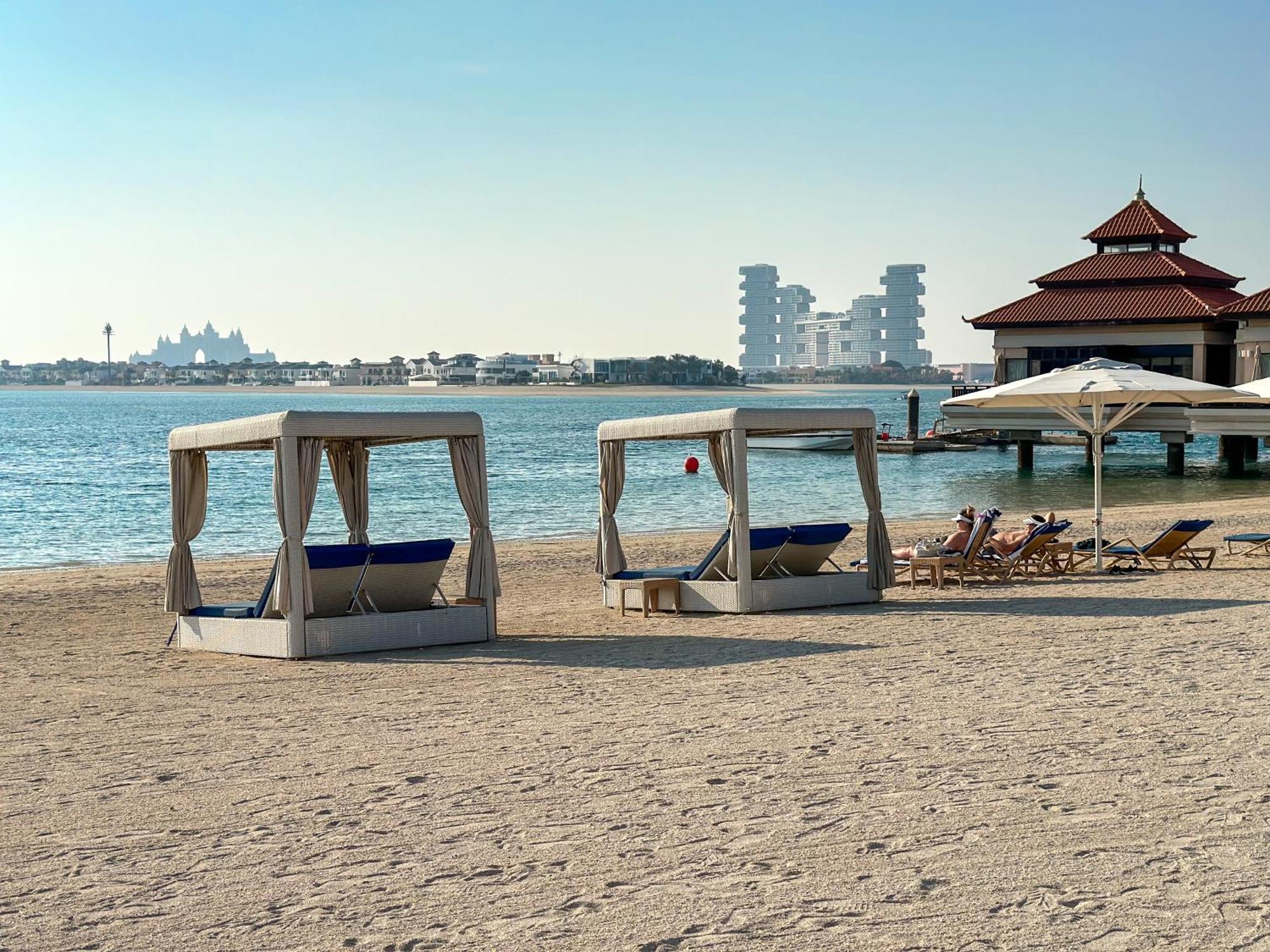 Apartment Upgraded 2br - Beachfront - 5 Star Dubai