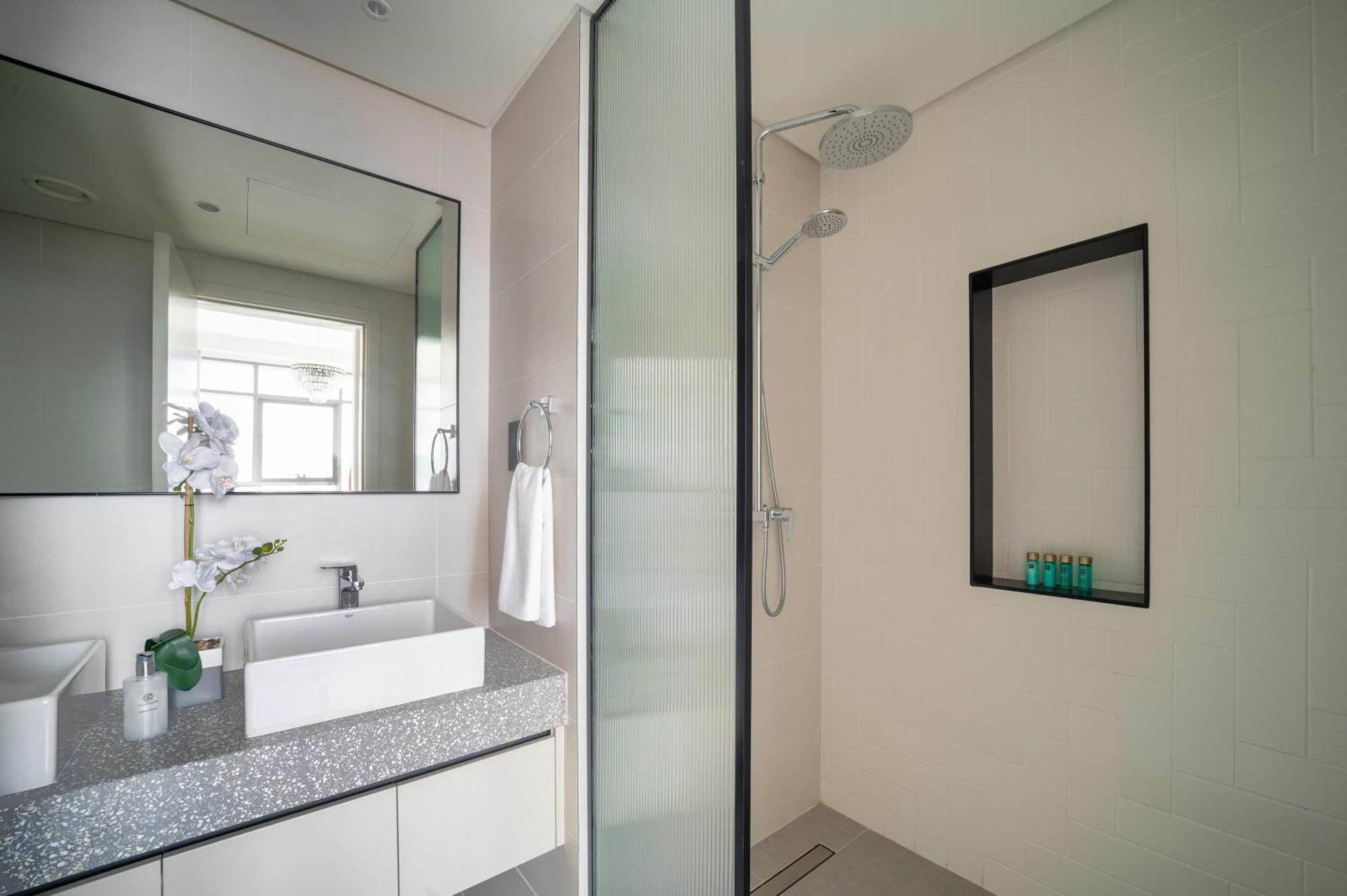 Frank Porter - Marina Vista Tower 2 Apartment Dubai
