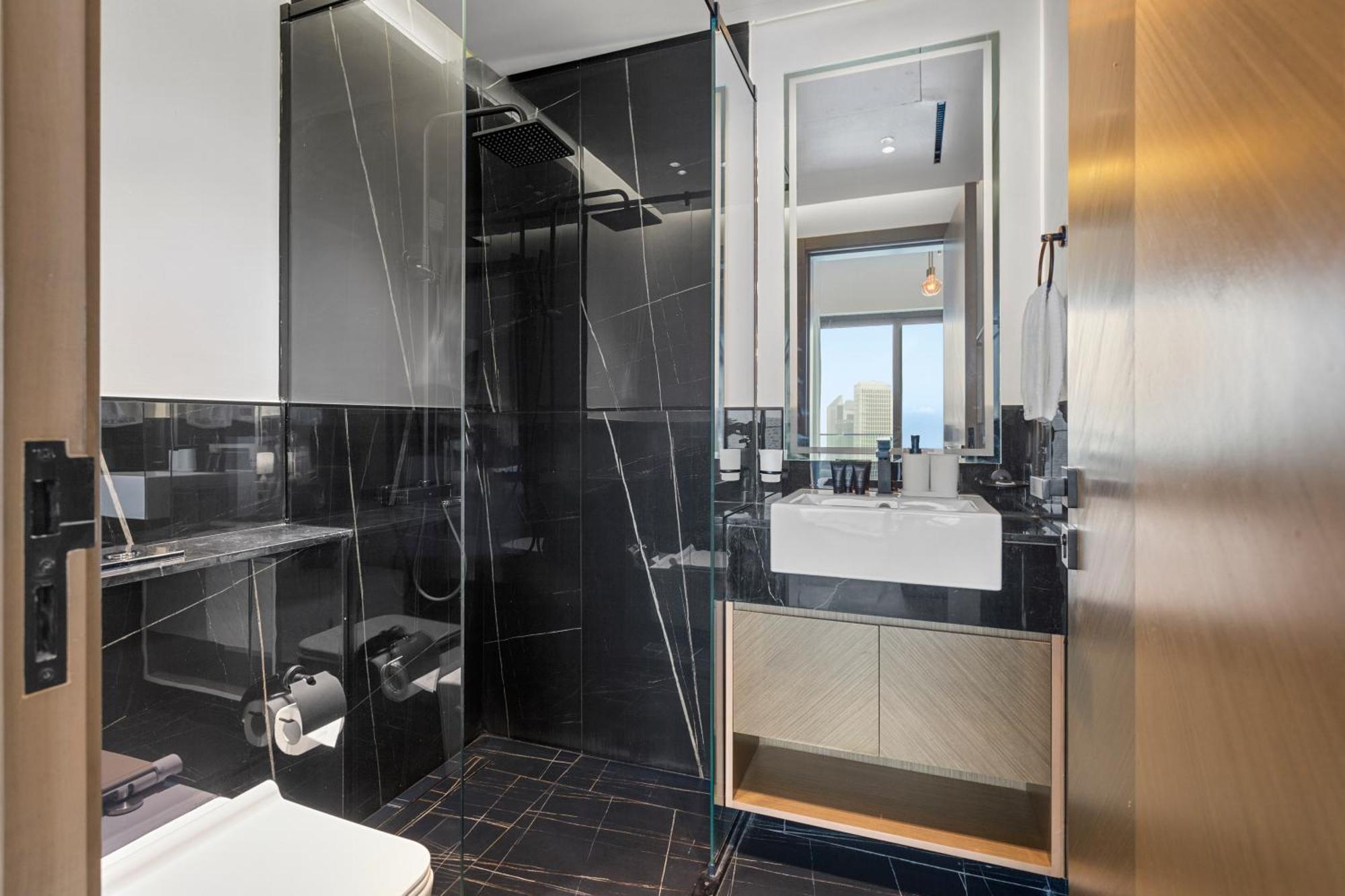 Premium 2 Bedroom With Stunning Burj Khalifa View Apartment *