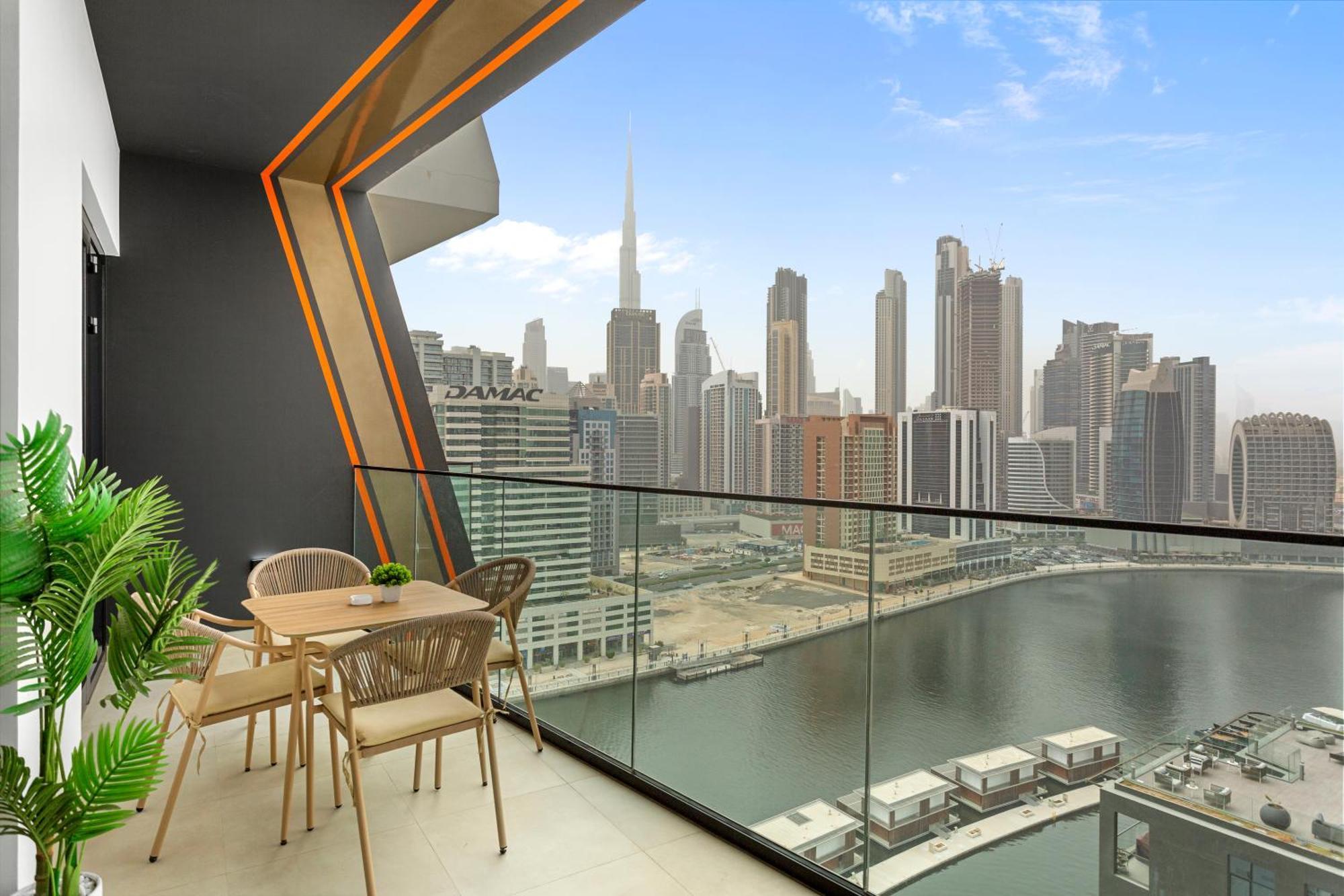 Premium 2 Bedroom With Stunning Burj Khalifa View Apartment *