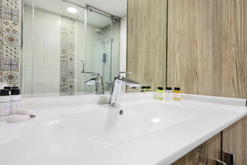 Apartamento First Class 4br Cozy Jumeirah Retreat *