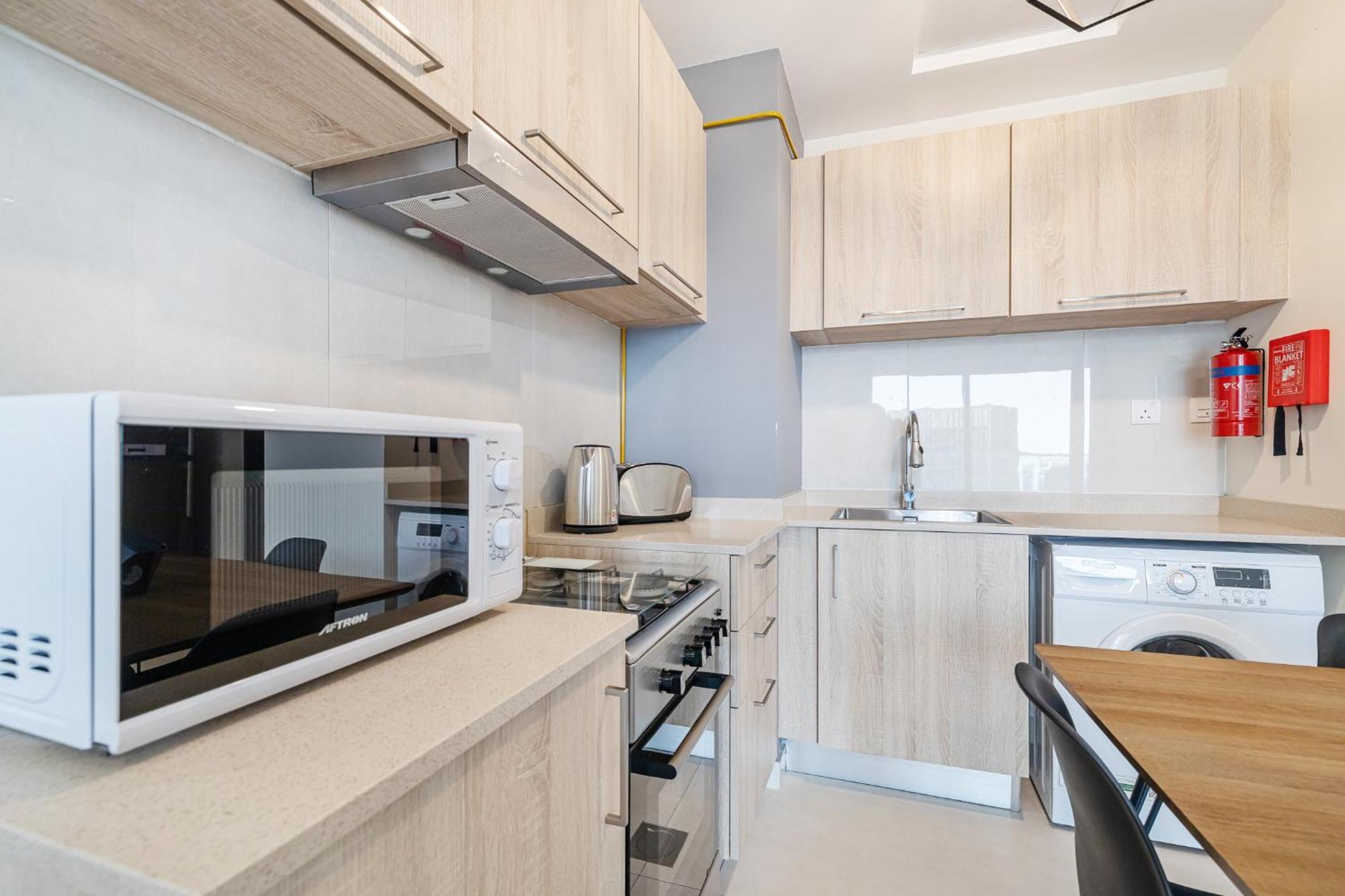 Modern Bright In Business Bay Apartment *