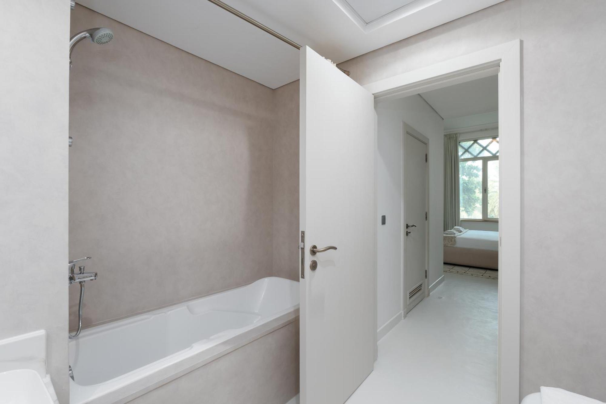 Shoreline 4, Palm Jumeirah - Mint Apartment Dubai