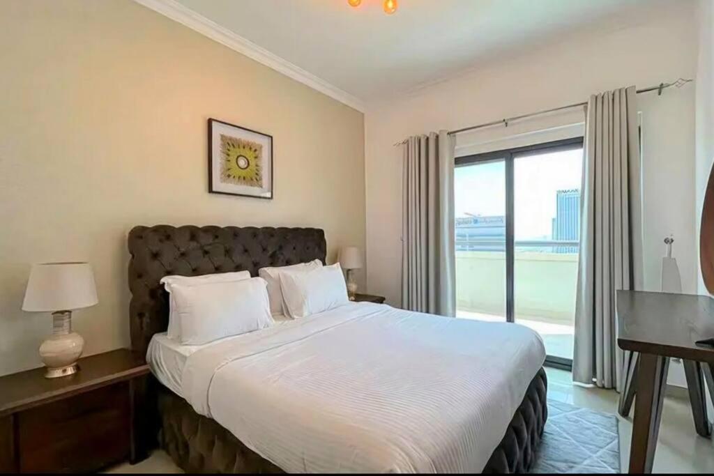 Spacious 2 Bedroom With View *