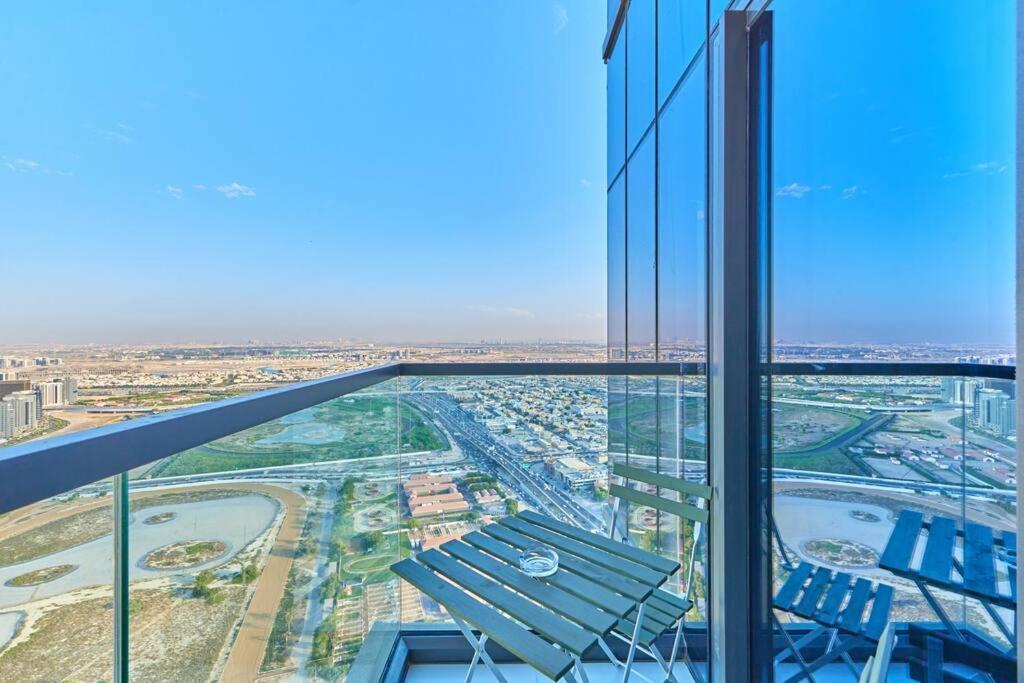 Easemytrip - Elegant 3br On 53rd Floor With Stunning Views