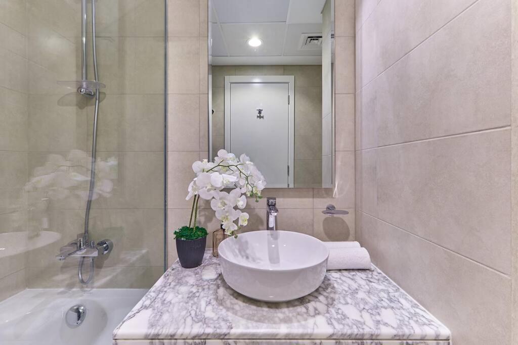 Easemytrip - Elegant 3br On 53rd Floor With Stunning Views Apartment Dubai