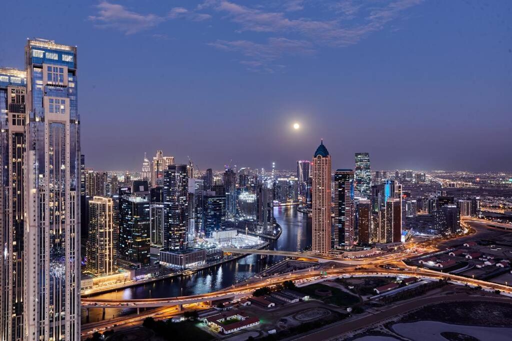 Easemytrip - Elegant 3br On 53rd Floor With Stunning Views *