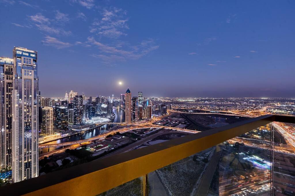 Easemytrip - Elegant 3br On 53rd Floor With Stunning Views Apartment