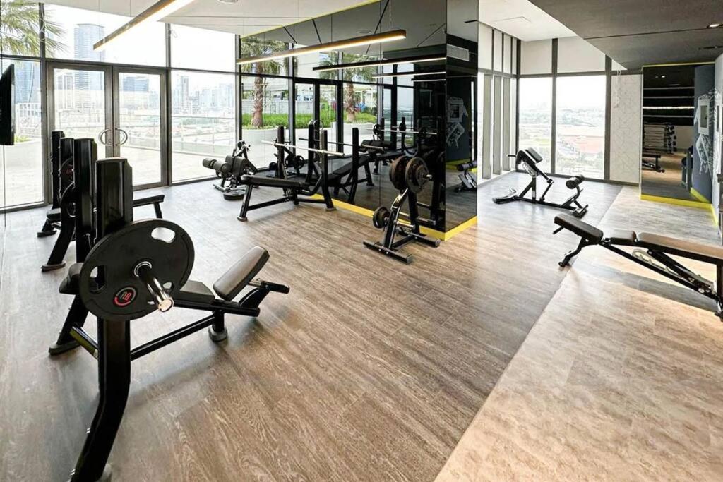 Easemytrip - Elegant 3br On 53rd Floor With Stunning Views Dubai