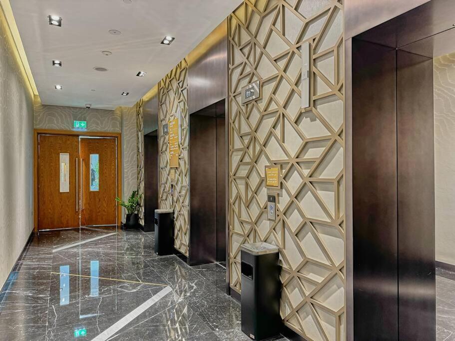Easemytrip - Elegant 3br On 53rd Floor With Stunning Views Apartment