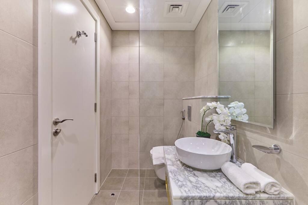 Easemytrip - Elegant 3br On 53rd Floor With Stunning Views Apartment