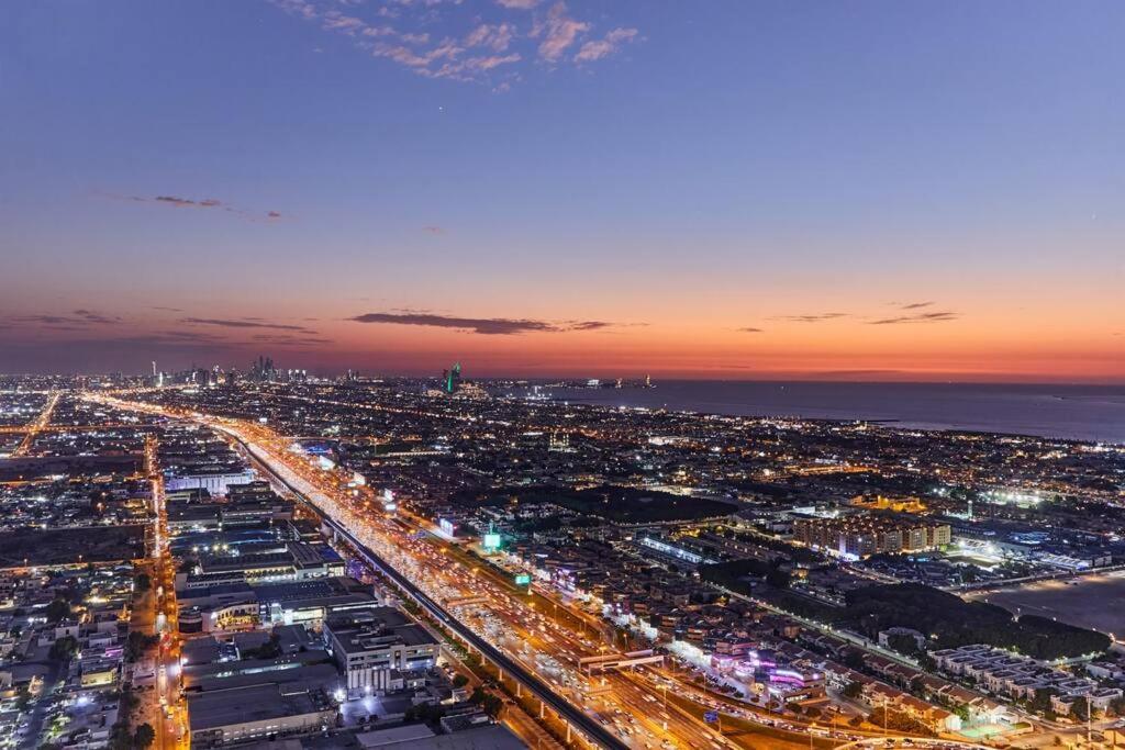 Apartment Easemytrip - Elegant 3br On 53rd Floor With Stunning Views Dubai