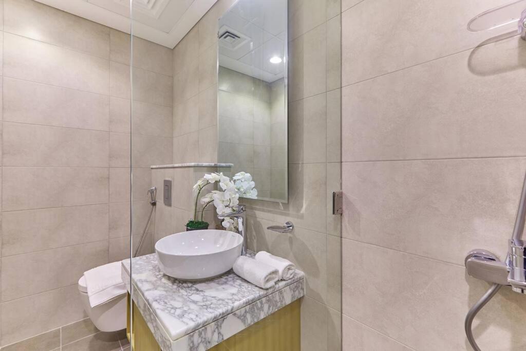 Easemytrip - Elegant 3br On 53rd Floor With Stunning Views