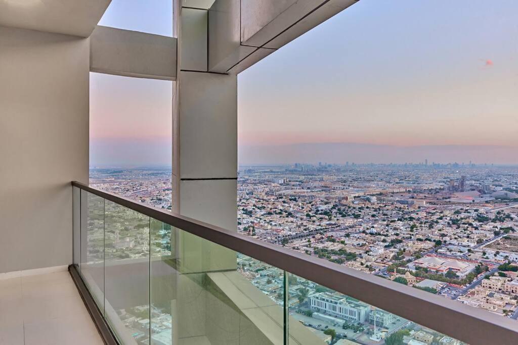Easemytrip - Elegant 3br On 53rd Floor With Stunning Views Apartment