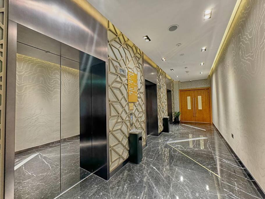 Easemytrip - Elegant 3br On 53rd Floor With Stunning Views *