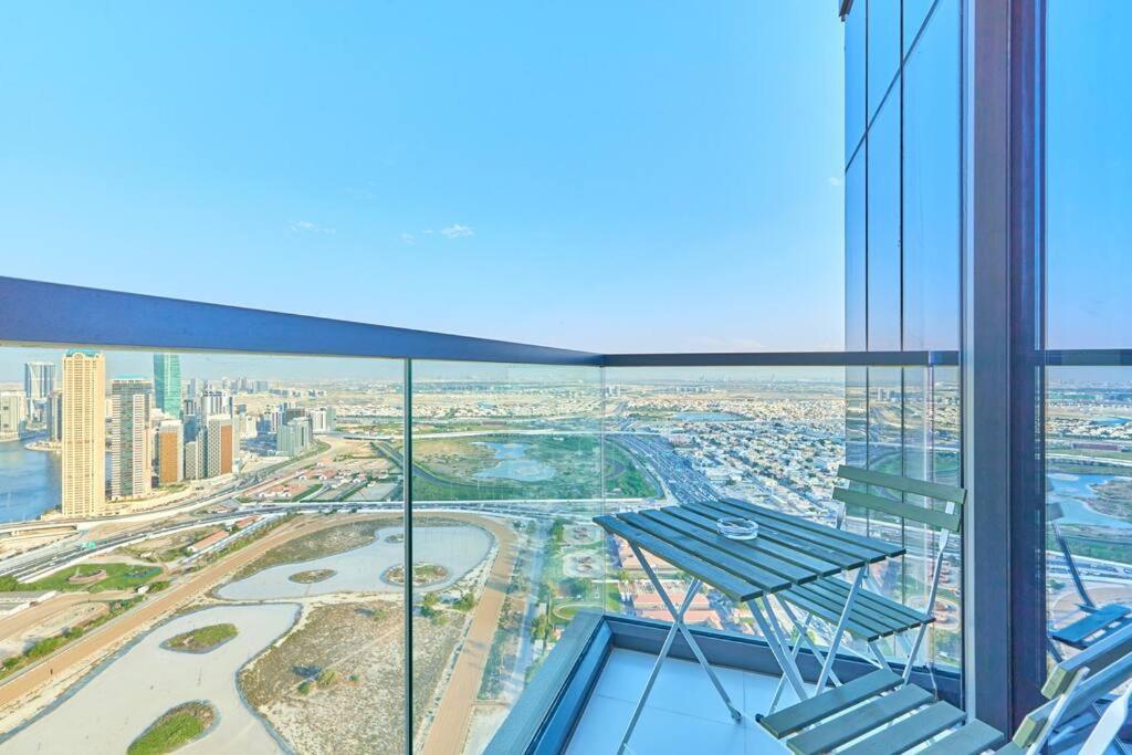 Easemytrip - Elegant 3br On 53rd Floor With Stunning Views Apartment