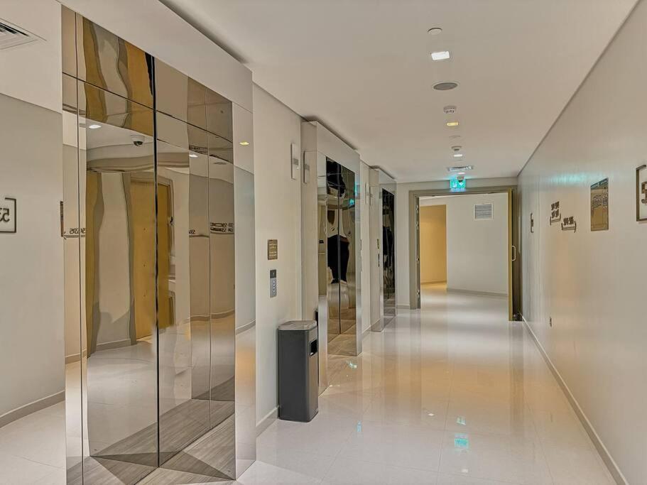 Easemytrip - Elegant 3br On 53rd Floor With Stunning Views Apartment Dubai