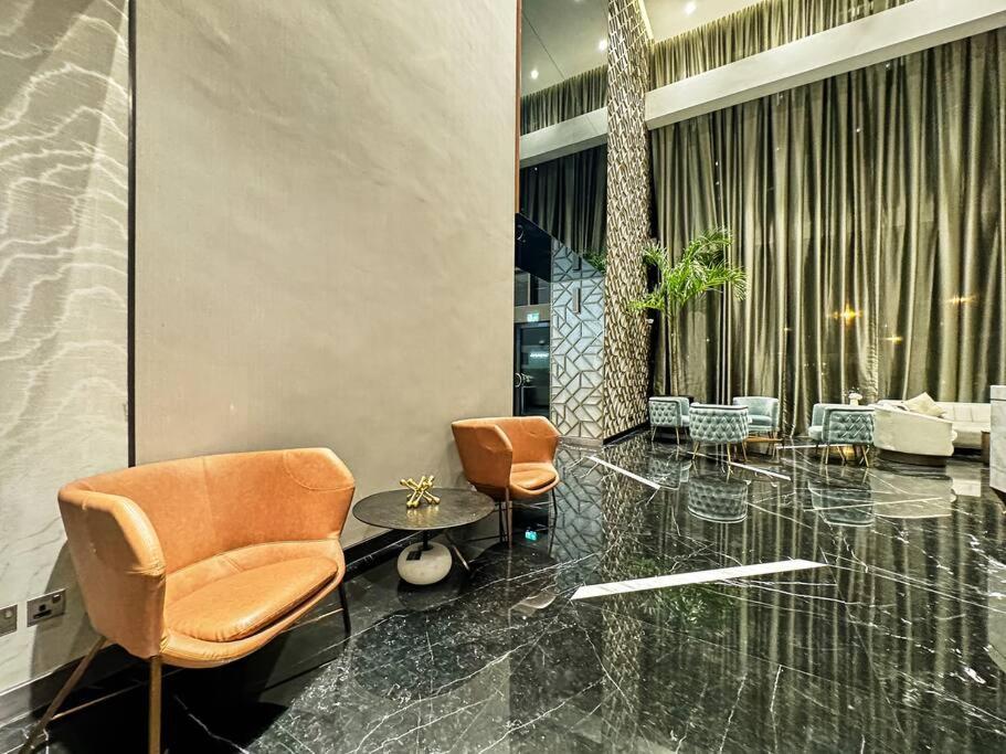 Easemytrip - Elegant 3br On 53rd Floor With Stunning Views *