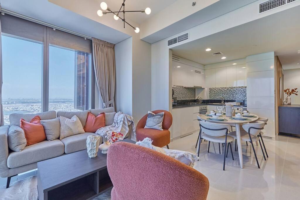 Easemytrip - Elegant 3br On 53rd Floor With Stunning Views Dubai