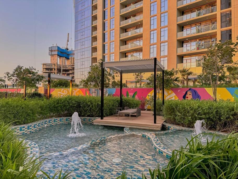 Easemytrip - Elegant 3br On 53rd Floor With Stunning Views