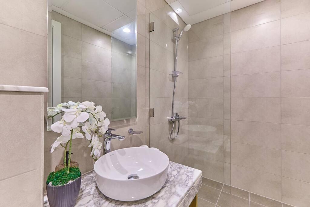 Apartment Easemytrip - Elegant 3br On 53rd Floor With Stunning Views