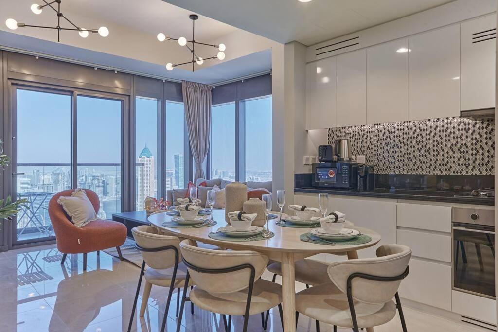 Easemytrip - Elegant 3br On 53rd Floor With Stunning Views Apartment Dubai