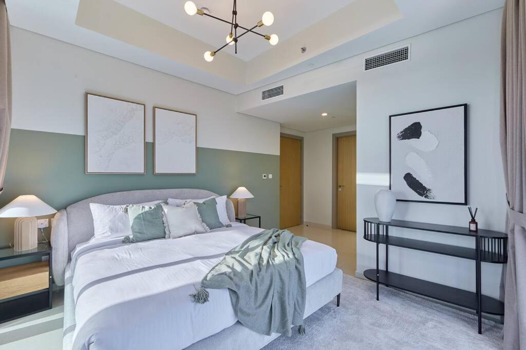 Easemytrip - Elegant 3br On 53rd Floor With Stunning Views *