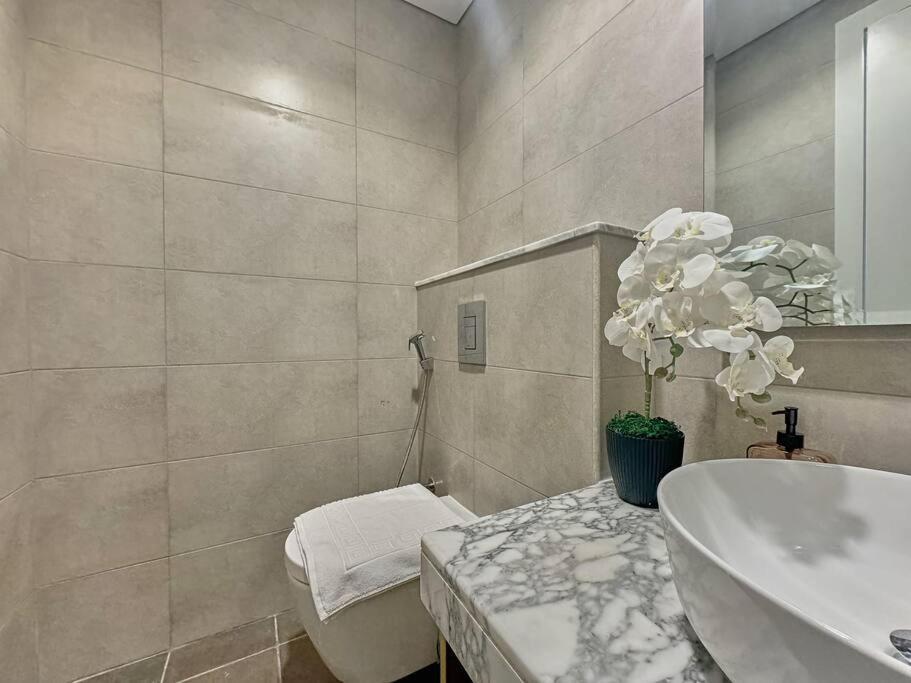 Easemytrip - Elegant 3br On 53rd Floor With Stunning Views * Dubai