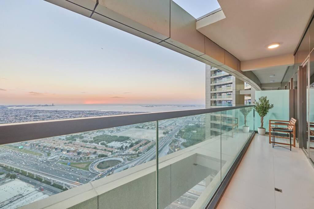 Easemytrip - Elegant 3br On 53rd Floor With Stunning Views Apartment
