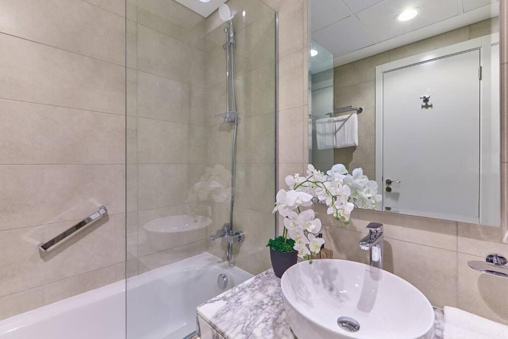 Easemytrip - Elegant 3br On 53rd Floor With Stunning Views Apartment *
