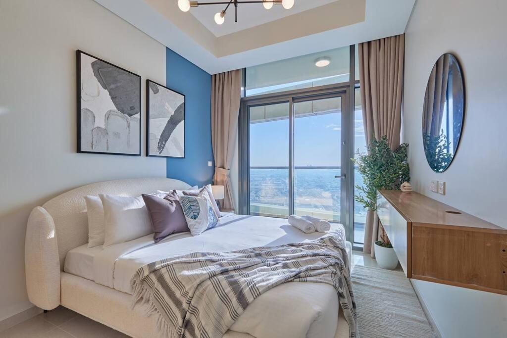 Easemytrip - Elegant 3br On 53rd Floor With Stunning Views Apartment Dubai