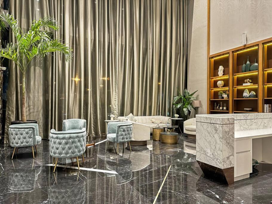 Easemytrip - Elegant 3br On 53rd Floor With Stunning Views Dubai