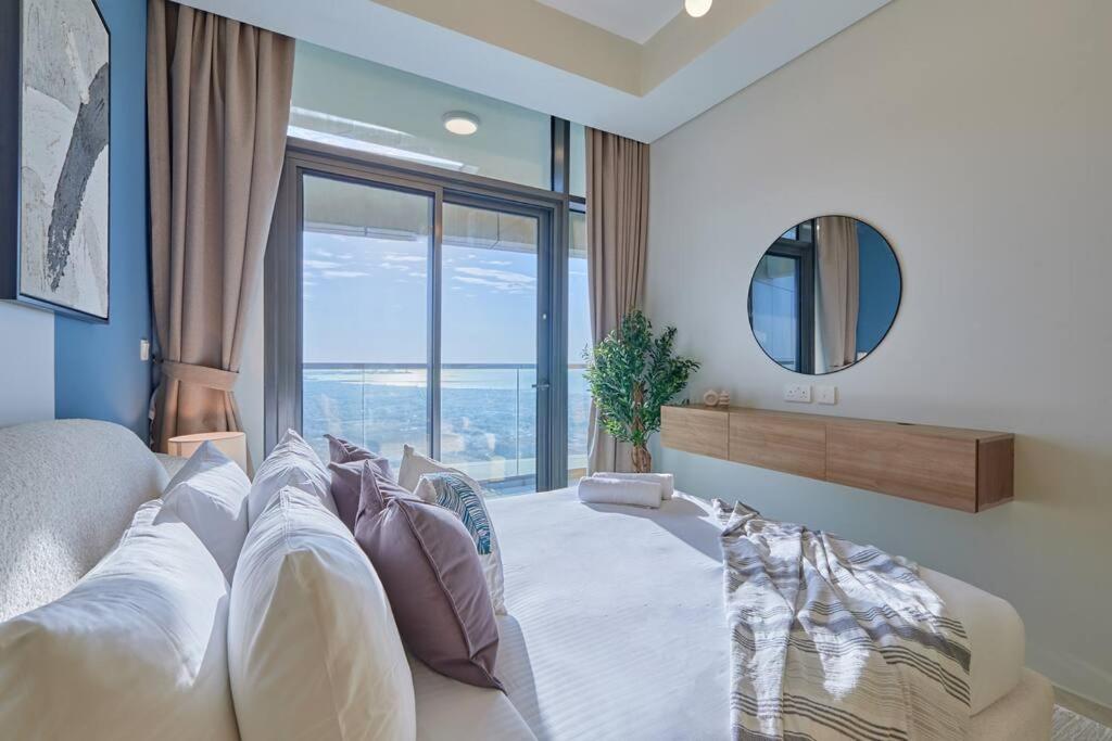Easemytrip - Elegant 3br On 53rd Floor With Stunning Views