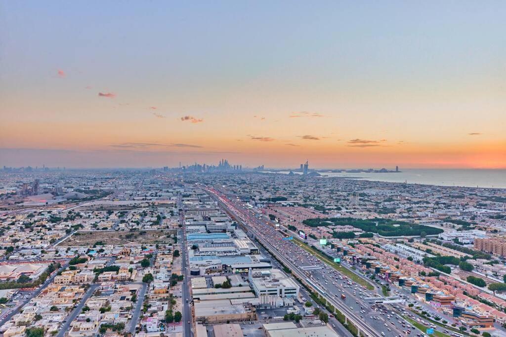 Easemytrip - Elegant 3br On 53rd Floor With Stunning Views Apartment Dubai