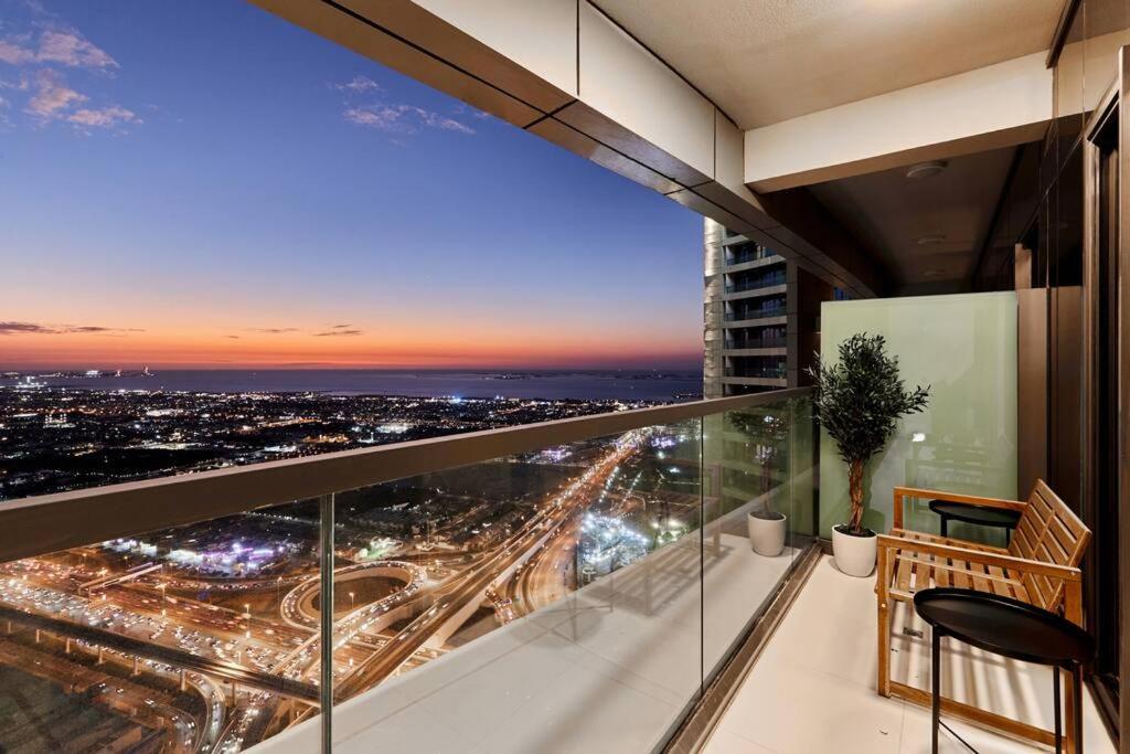 Easemytrip - Elegant 3br On 53rd Floor With Stunning Views Dubai