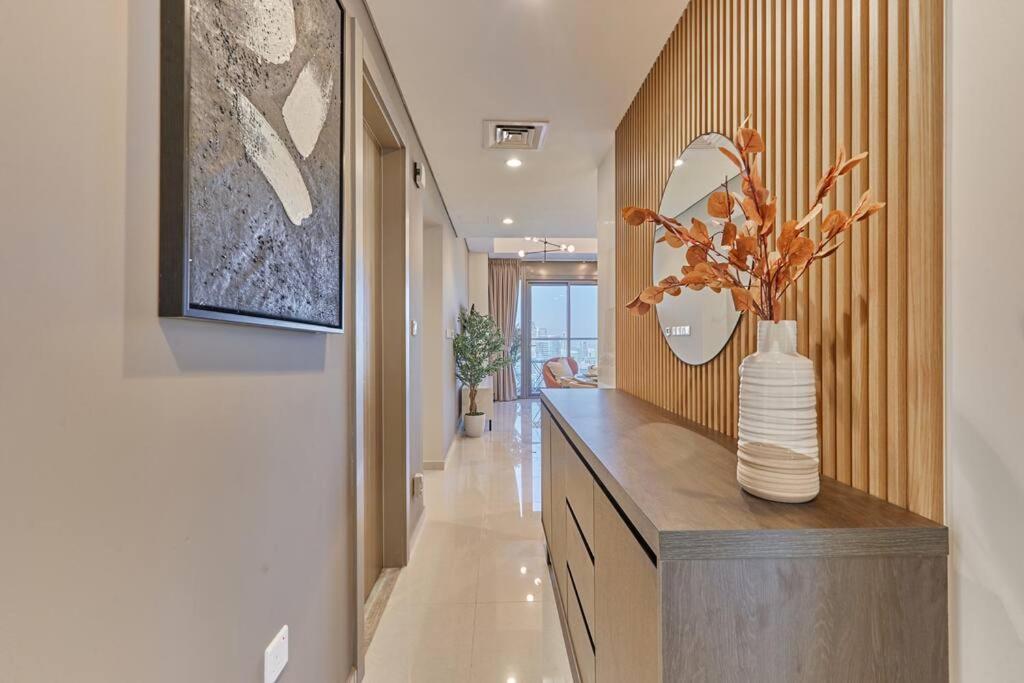 Easemytrip - Elegant 3br On 53rd Floor With Stunning Views * Dubai