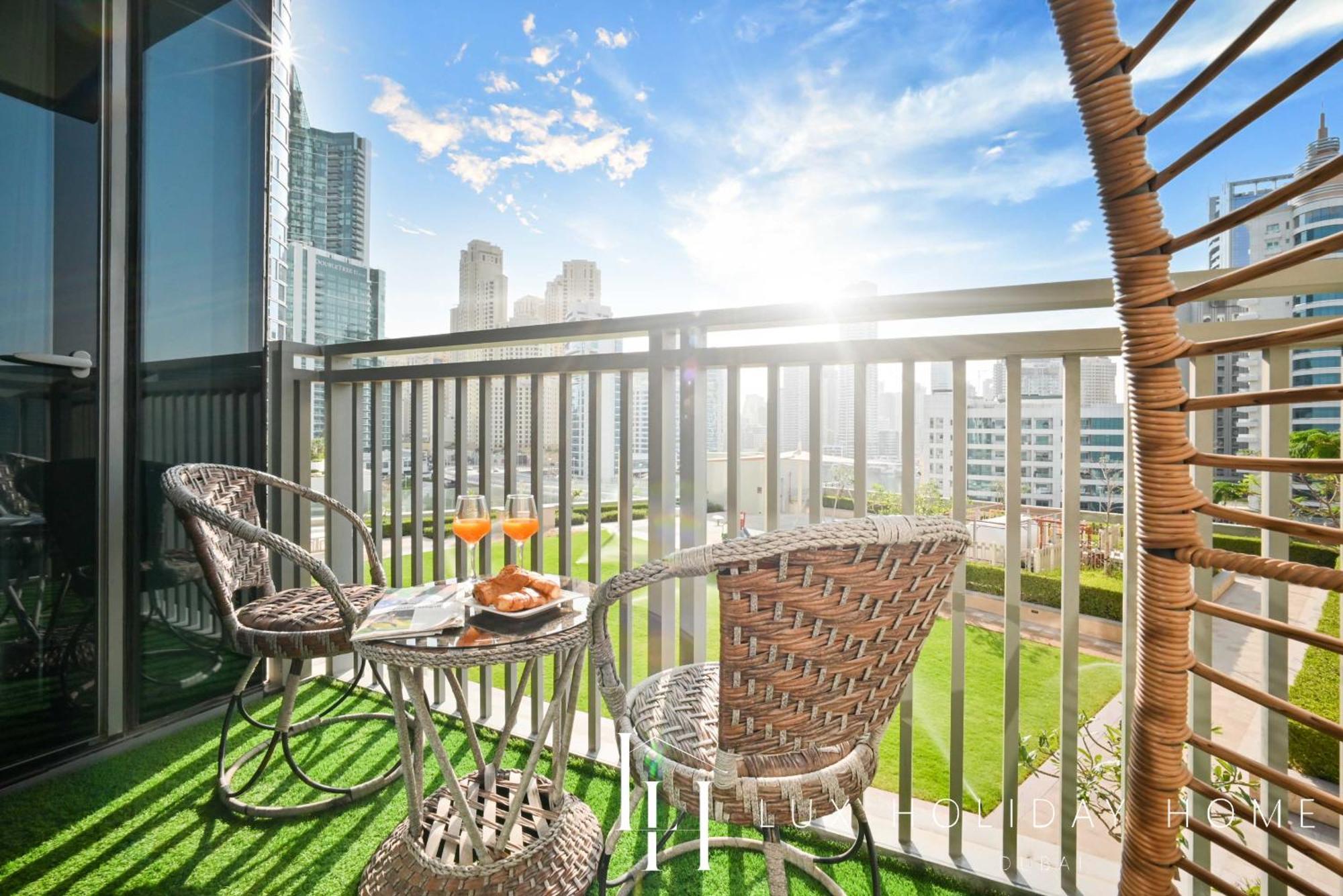 Lux 52 42 Deluxe Marina View 1 Dubai