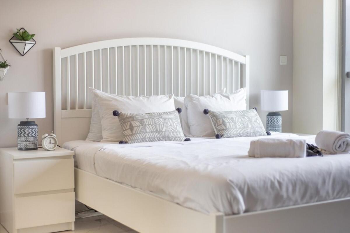 Warm And Airy 1-bedroom With Exceptional Views In Marina Apartment