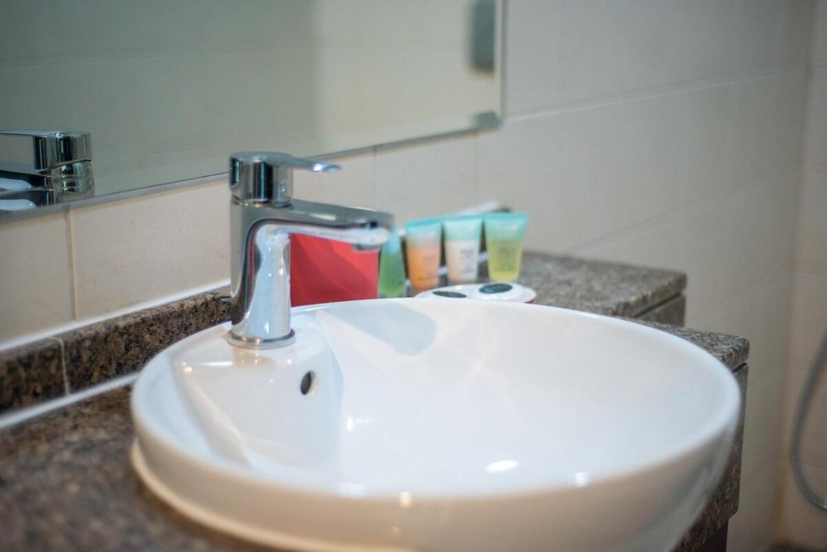 Warm And Airy 1-bedroom With Exceptional Views In Marina Apartment Dubai