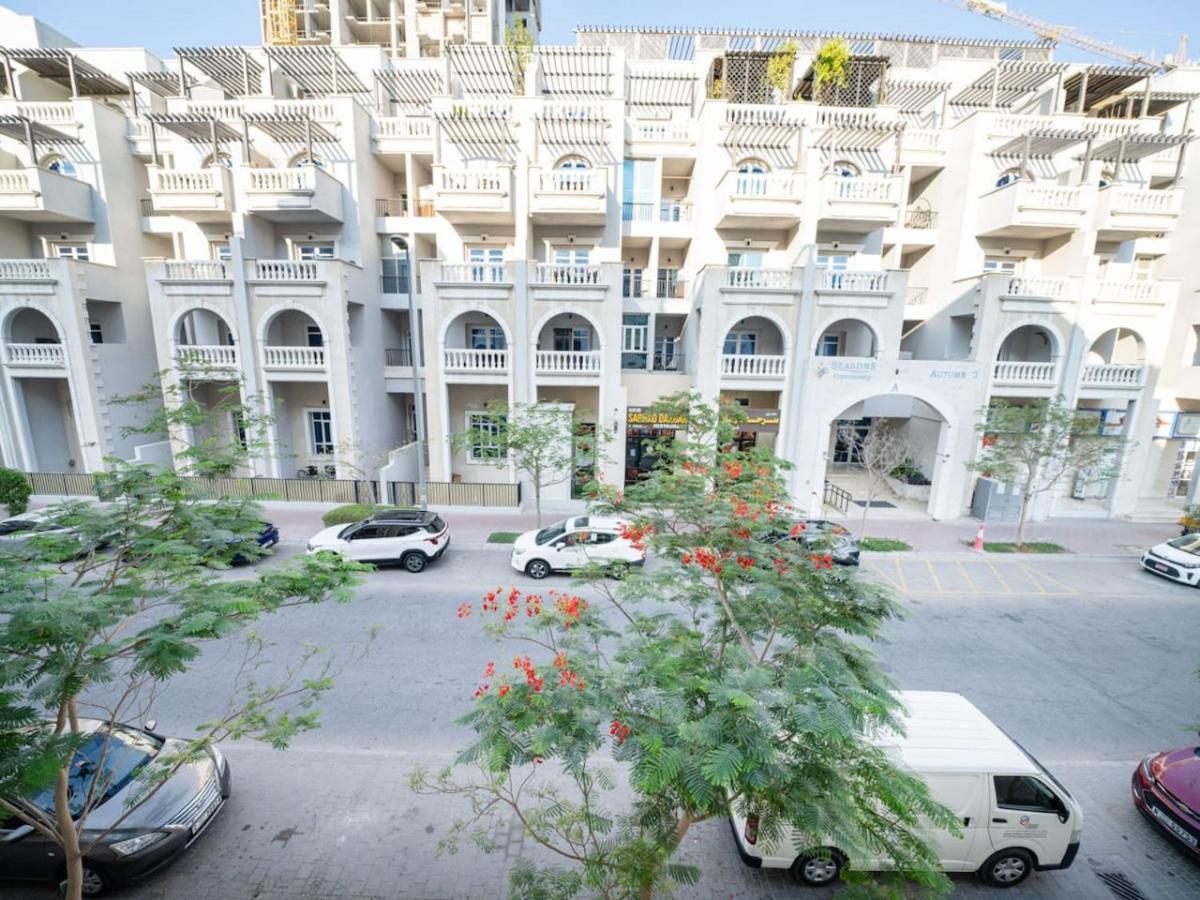 Stylish 1 Bed Retreat In Jvcs Autumn Community Apartment