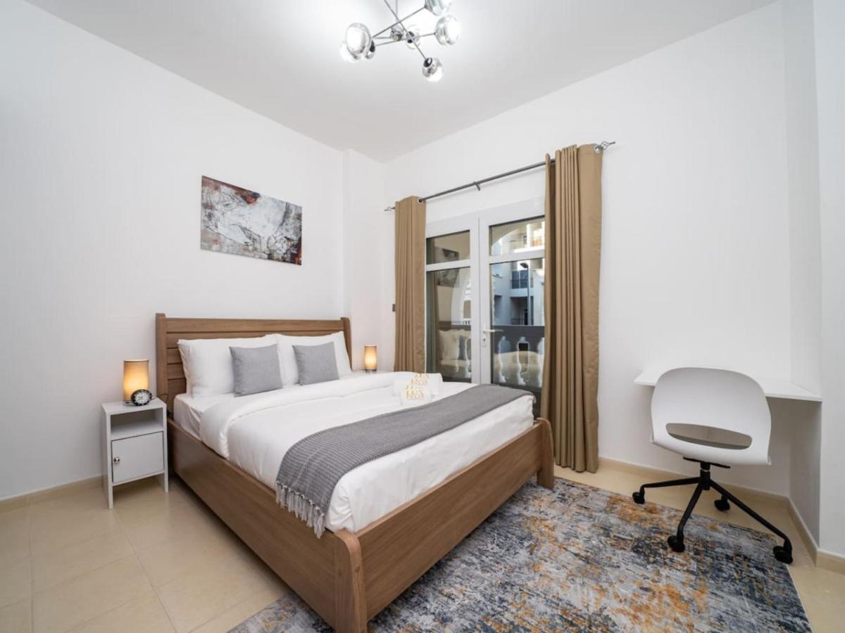 Stylish 1 Bed Retreat In Jvcs Autumn Community *