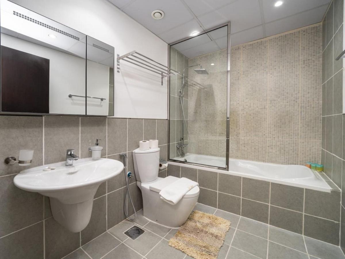Stylish 1 Bed Retreat In Jvcs Autumn Community